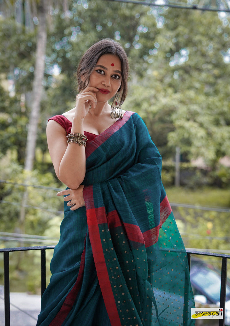 Handwoven Pure Matka with Woven Gold Sequins